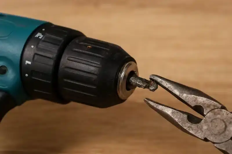 O que fazer se a broca quebrar dentro da parafusadeira?