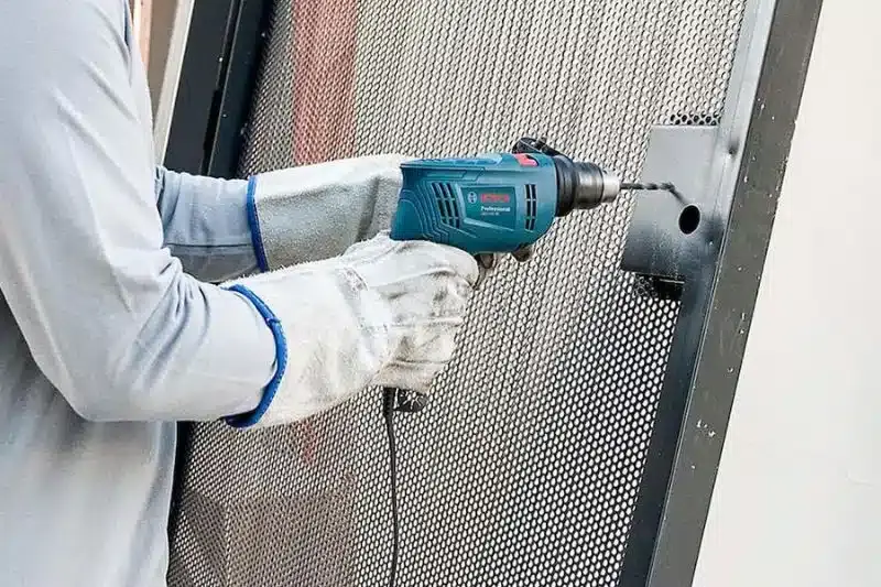 Furadeira Bosch GSB 550 RE para reformas e manutenção