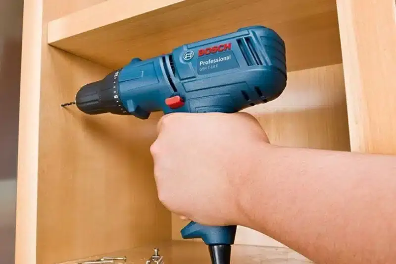 Parafusadeira Bosch GSR 7-14E montando móveis